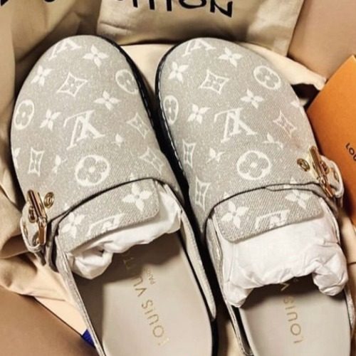 LOUIS VUITTON Flat Mules ์ปดํฌํธ LV ์ฝ์ง Mules ์์ด๋ณด๋ฆฌ