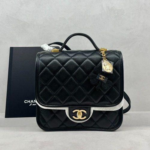 CHANEL ννΈλ€ Flap Gold Metal Charm ν΄λ‘λ² μΊλΉμ΄μ€ν¨ Black Backpack