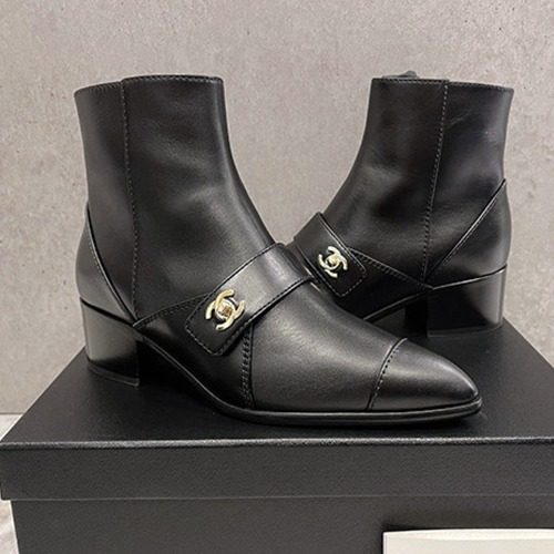 CHANEL Ankle ํด๋ฝ Strap CC Gold-Tone Boots