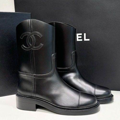 CHANEL Logo Calfskin 미들Boots Black