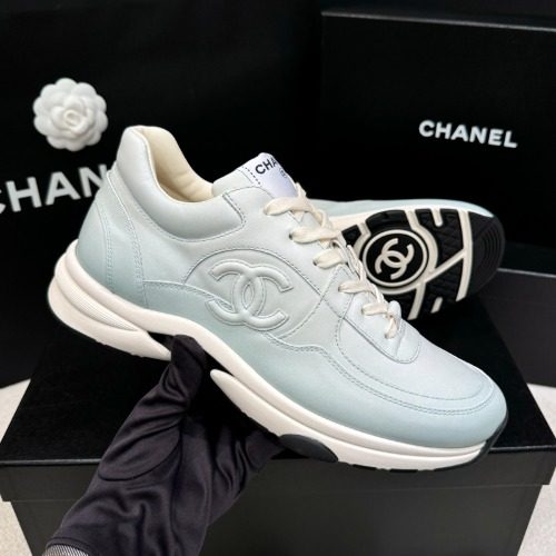 CHANEL ํฌ๋ฃจ์ฆ Sneakers CC Logo Light ๋ธ๋ฃจ