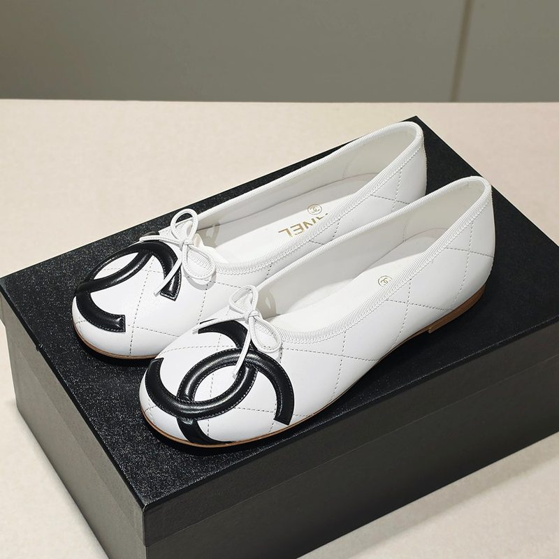 CHANEL 깜봉 CC Big Logo Quilted Flat Shoes / White