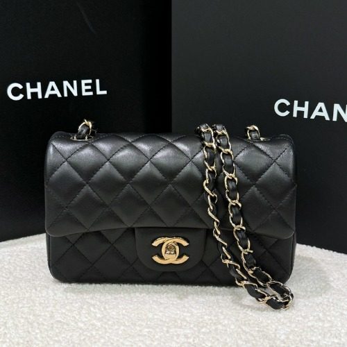 CHANEL Classic ํ๋ฉ๋ฐฑ Lambskin Gold-Tone Black Mini