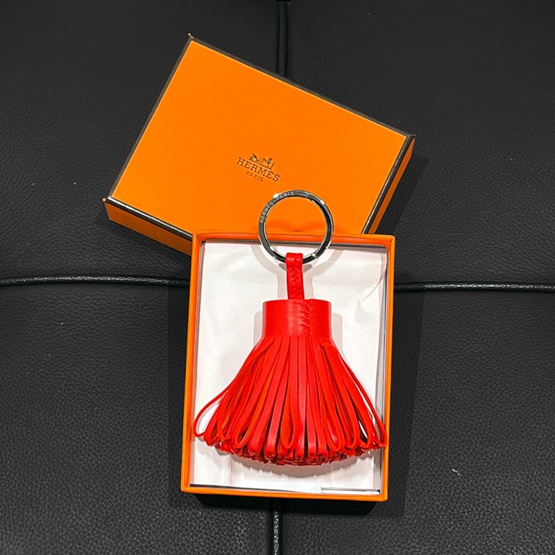 HERMES μΉ΄λ₯΄λ© ν€μ²΄μΈ Red ν
μ¬ Key Ring