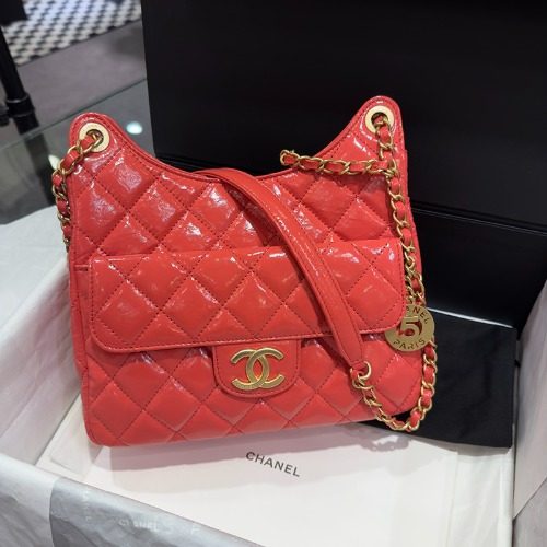 CHANEL νΈλ³΄λ°± μ€μ΄λ ν¬λΌνλ Calfskin Coral Red Gold-Tone Medium