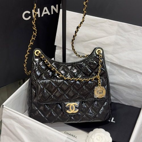 CHANEL 호보백 샤이니 크럼플드 Calfskin Black Gold-Tone Medium