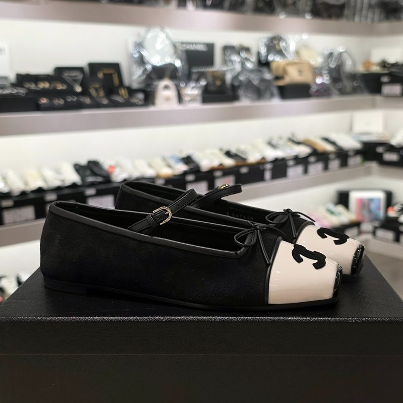 CHANEL Patent Calfskin Square ํ ๋ฉ๋ฆฌ์ ์ธ Ribbon Shoes Black
