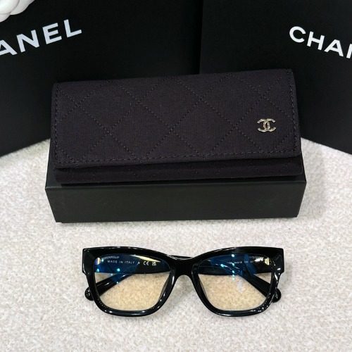 CHANEL Classic ๋ฟํ
CC Logo ์๊ฒฝ Black