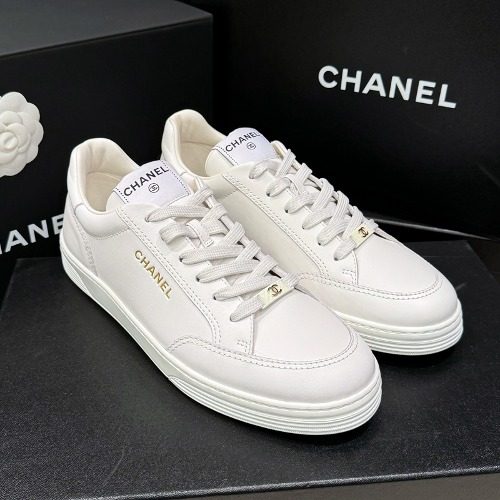 CHANEL Calfskin μ¬νμ΄νΈ Bold Lettering μνΌμ΄μ€ Sneakers
