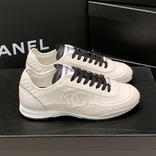 샤넬 25 S/S 프리 컬렉션 벨벳 카프스킨 엠보 뒷굽 스니커즈 여성용