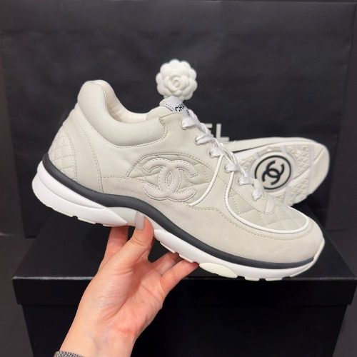 CHANEL ํฌ๋ฃจ์ฆ Calfskin Embossed ์์ด๋ณด๋ฆฌ Sneakers Men's์ฉ