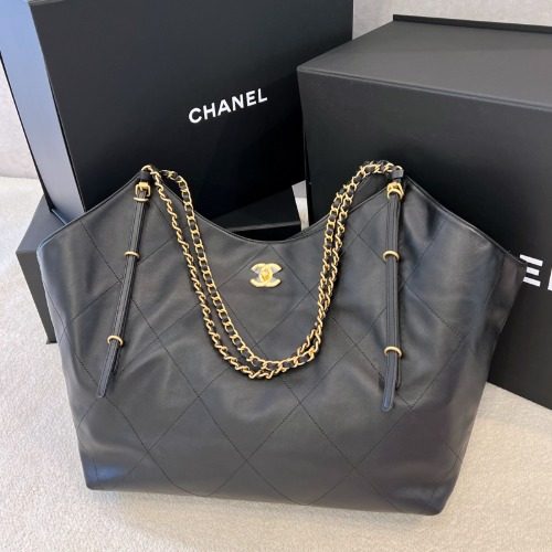 25 S/S 샤넬 카프스킨 골드 메탈 블랙 맥시 쇼핑백