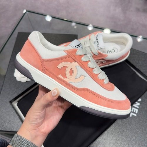 CHANEL Suede ๋ฐฐ์ CC Logo ํํฌ Sneakers